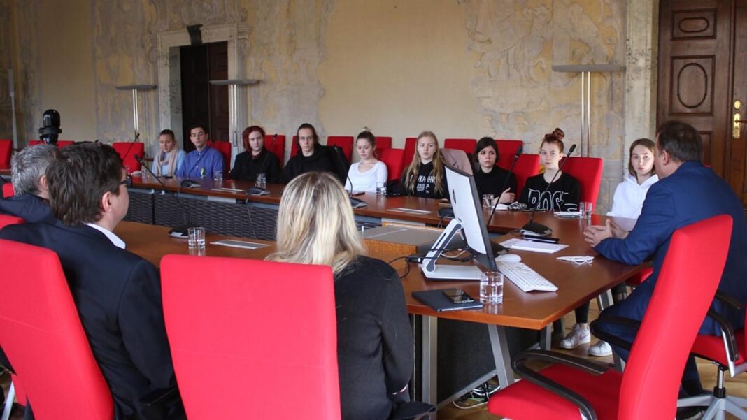 rektor_se_sesel_se_zastupci_ukrajinskych_studentu_UP