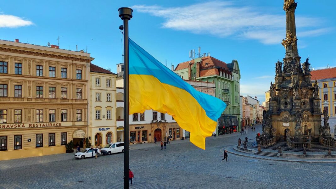 vyraz_solidarity_u_radnice_vlaje_ukrajinska_vlajka