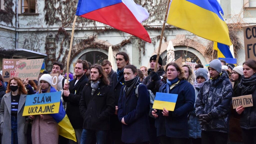 studenti_zaplnili_zbrojnici_projevili_nesouhlas_s_ruskou_agresi_03