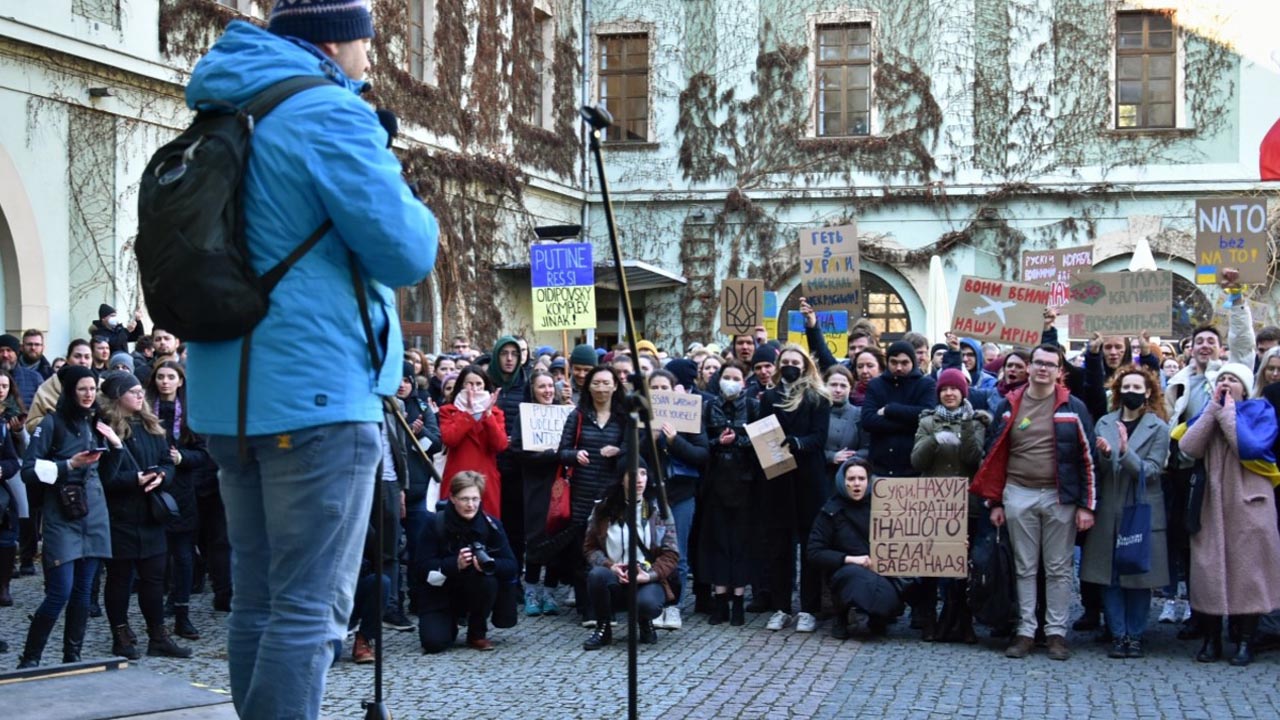 studenti_zaplnili_zbrojnici_projevili_nesouhlas_s_ruskou_agresi_04